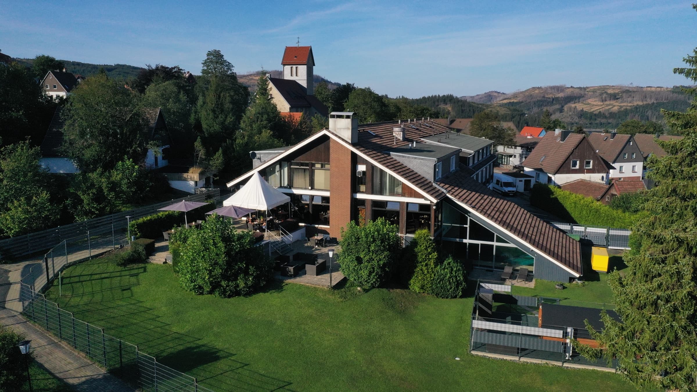 Luftaufnahme vom Vitalhotel Schulenberg und Okersee im Oberharz