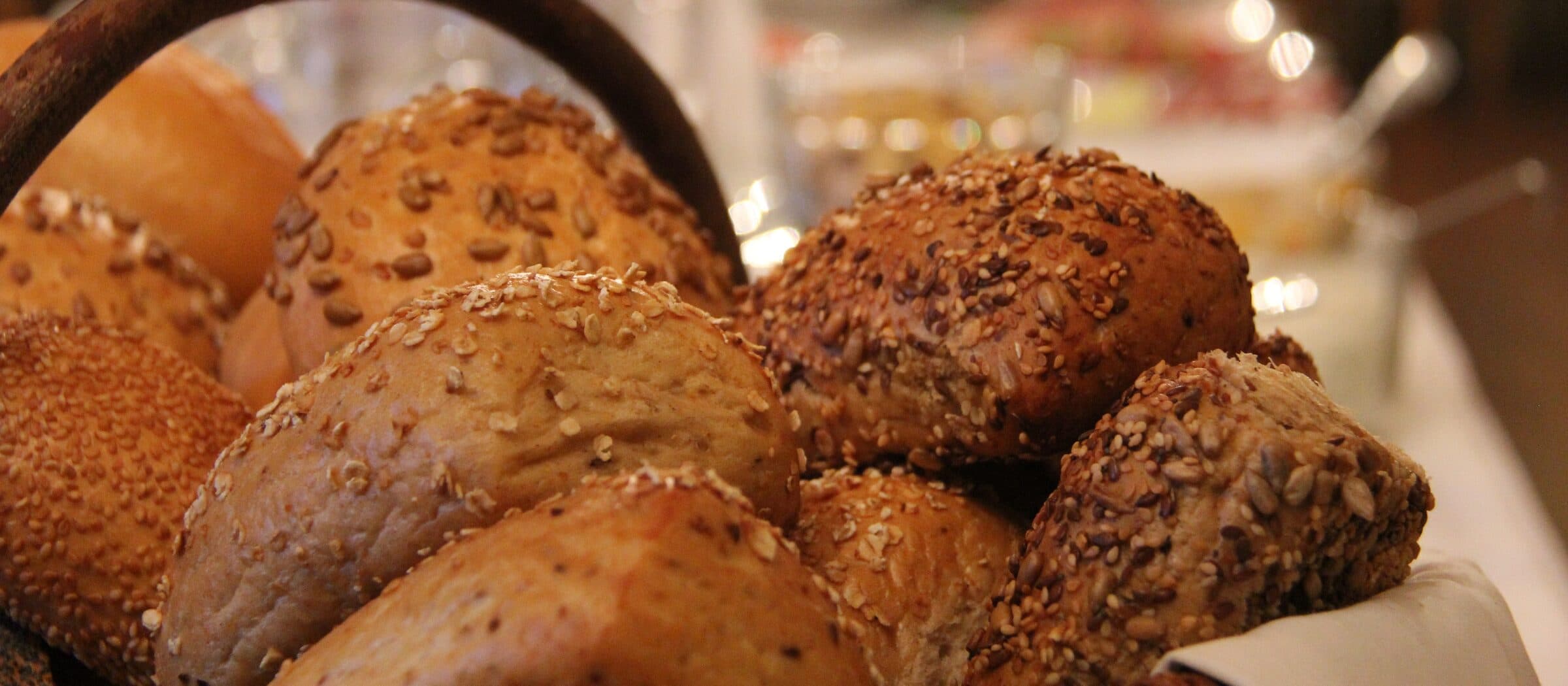 Körnerbrötchen-Korb am Frühstücksbuffet im Vitalhotel Schulenberg